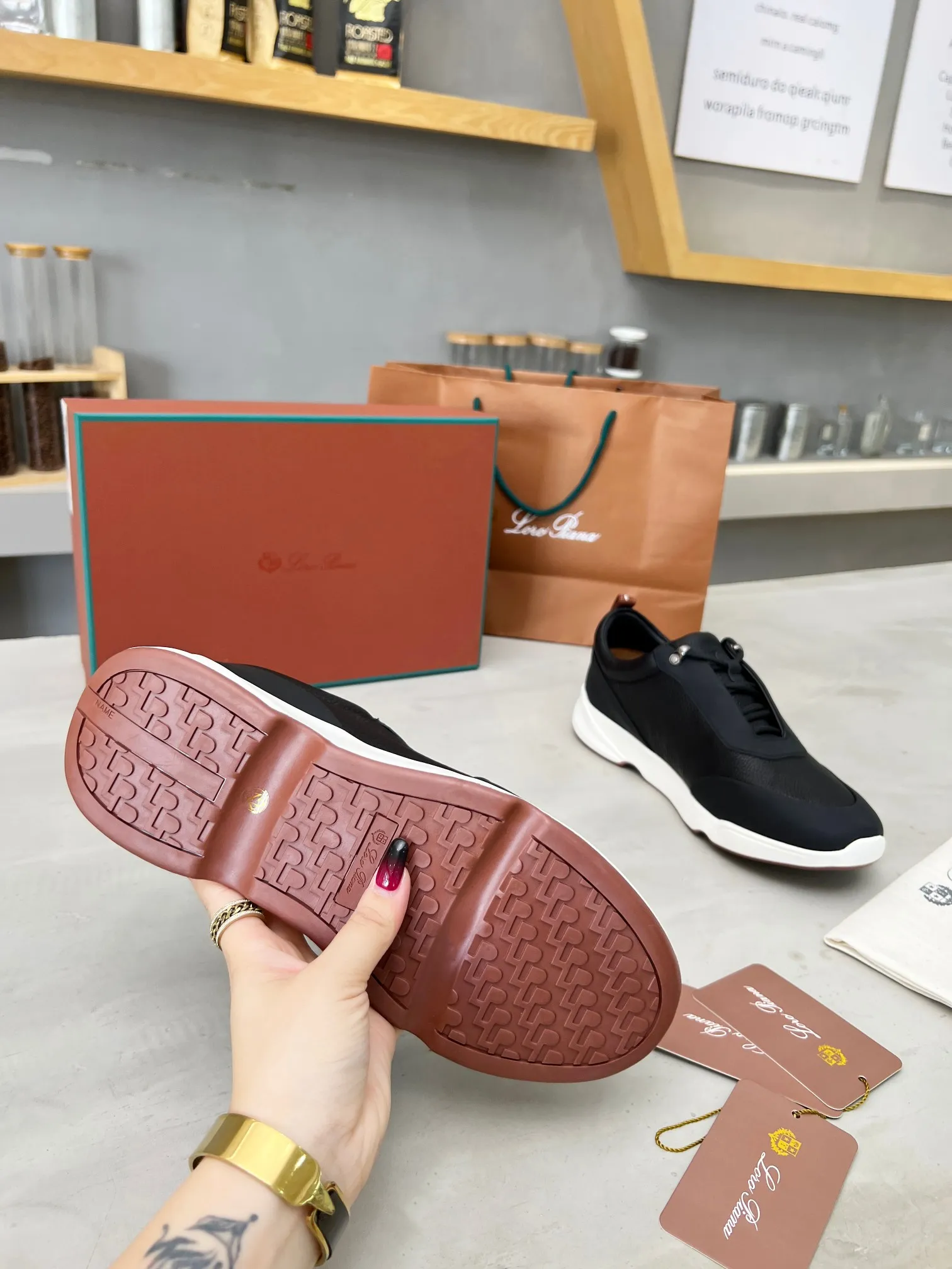 Men's shoes 💰660 🧚‍♂️Loro Piana*👉Top genuine grade👉Buy the original 1:1 copy💯💯💯 Founded the existing Loro Piana company on April 24, 1924. It is now the sixth generation of family business, providing top-quality products to customers who are discerning about taste and quality. ❤️ Imported silk calfskin and South Korean natural cowhide. The interior is made of imported A-grade water-dyed cowhide. 💯💯💯 Original molded base. 💯Authentic packaging code number: 39-46